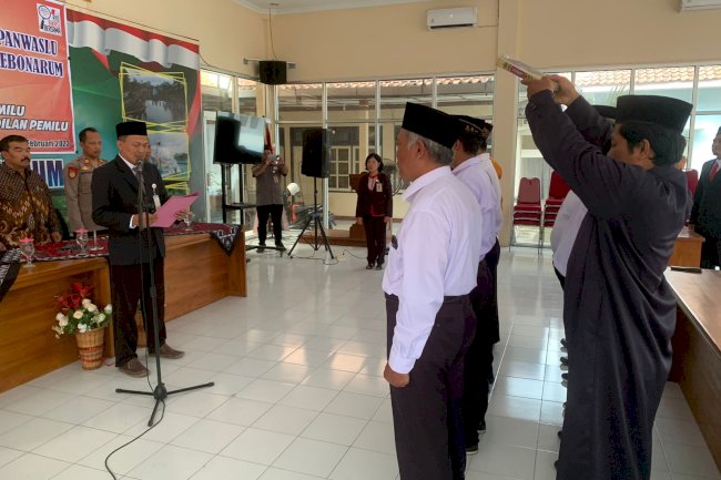Pelantikan dan Pembekalan Panwaslu Desa Se Kecamatan Kebonarum untuk Pemilu 2024