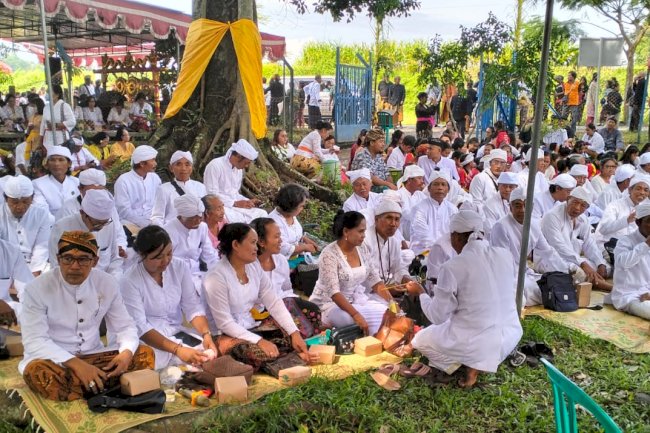 Ribuan Umat Hindu Ikuti Upacara Melasti di Umbul Geneng