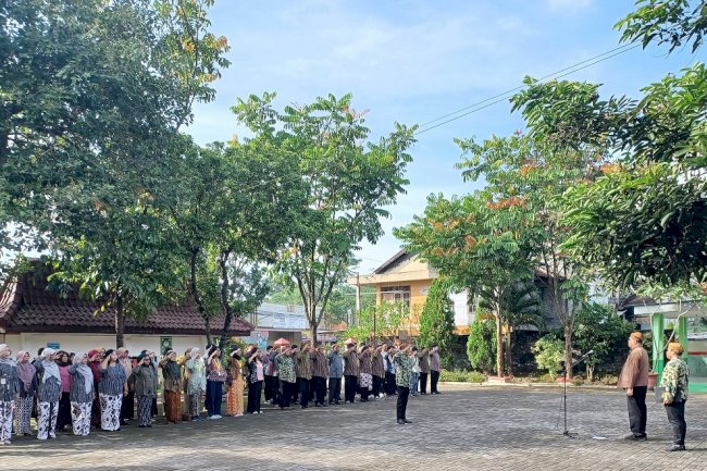 Semangat Kartini Berkobar di Kebonarum: Camat I Nyoman Gunadika Pimpin Upacara Khidmat