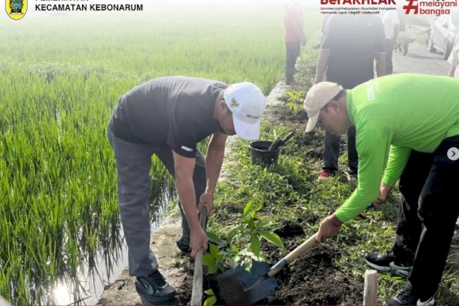 Aksi Nyata Peduli Lingkungan: Pemerintah Kecamatan Kebonarum, Pemdes Karangduren, dan KMK Undip Tanam Pohon Bersama