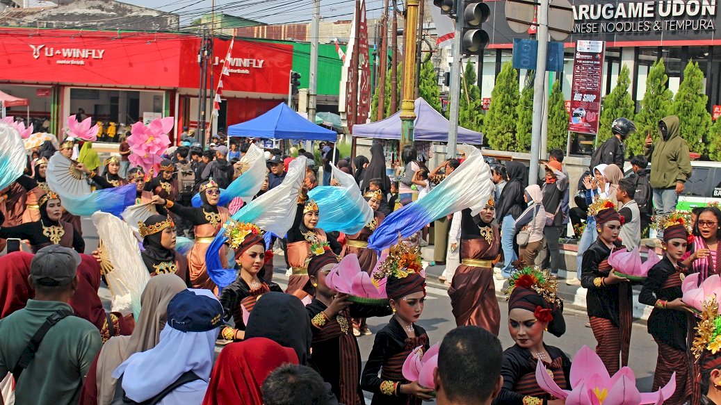 Pukau Penonton Karnaval Budaya Klaten 2026, Kontingen Kebonarum Usung Tarian "Setya Arum ing Patirtan"
