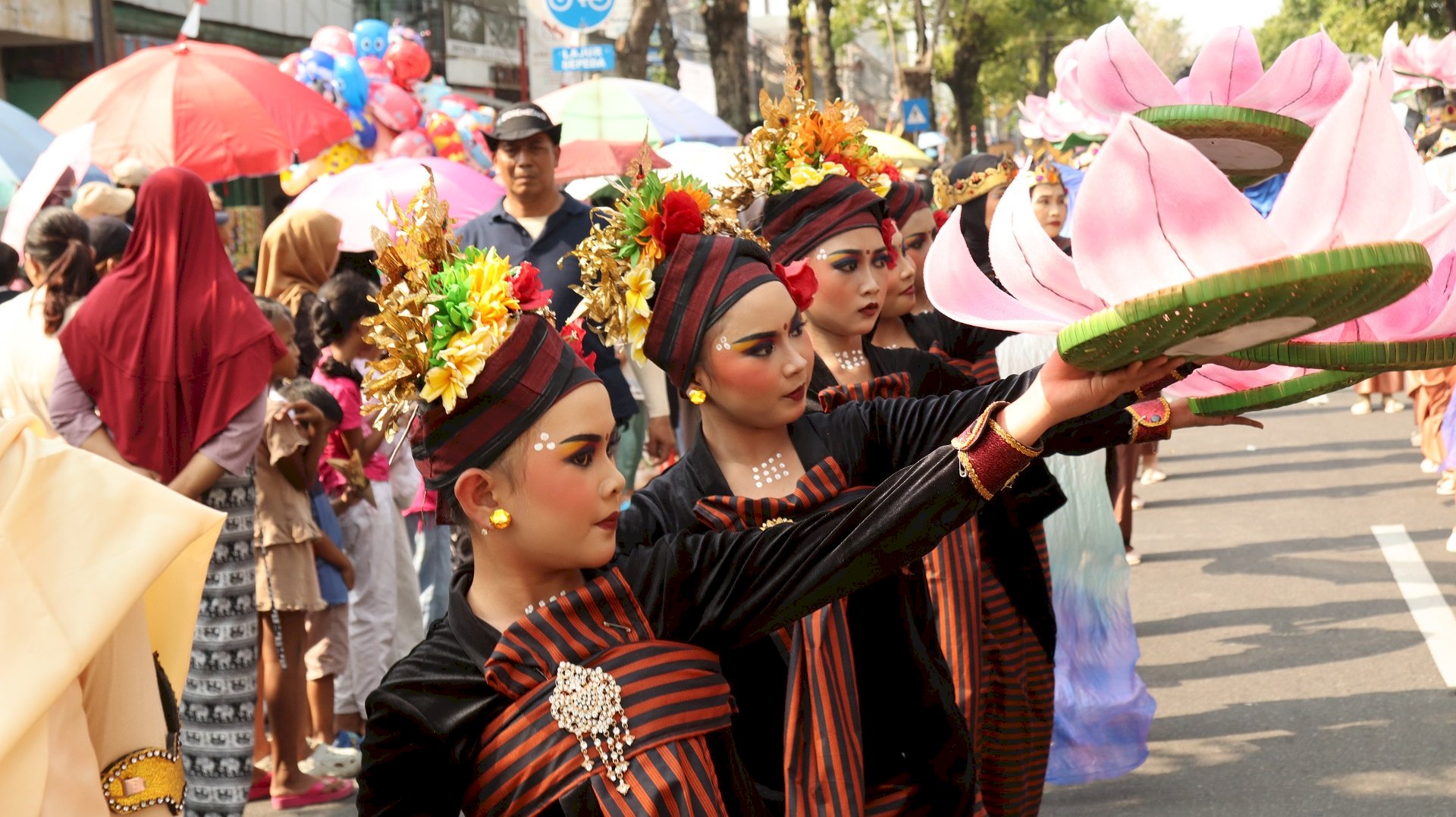 Pukau Penonton Karnaval Budaya Klaten 2026, Kontingen Kebonarum Usung Tarian "Setya Arum ing Patirtan"