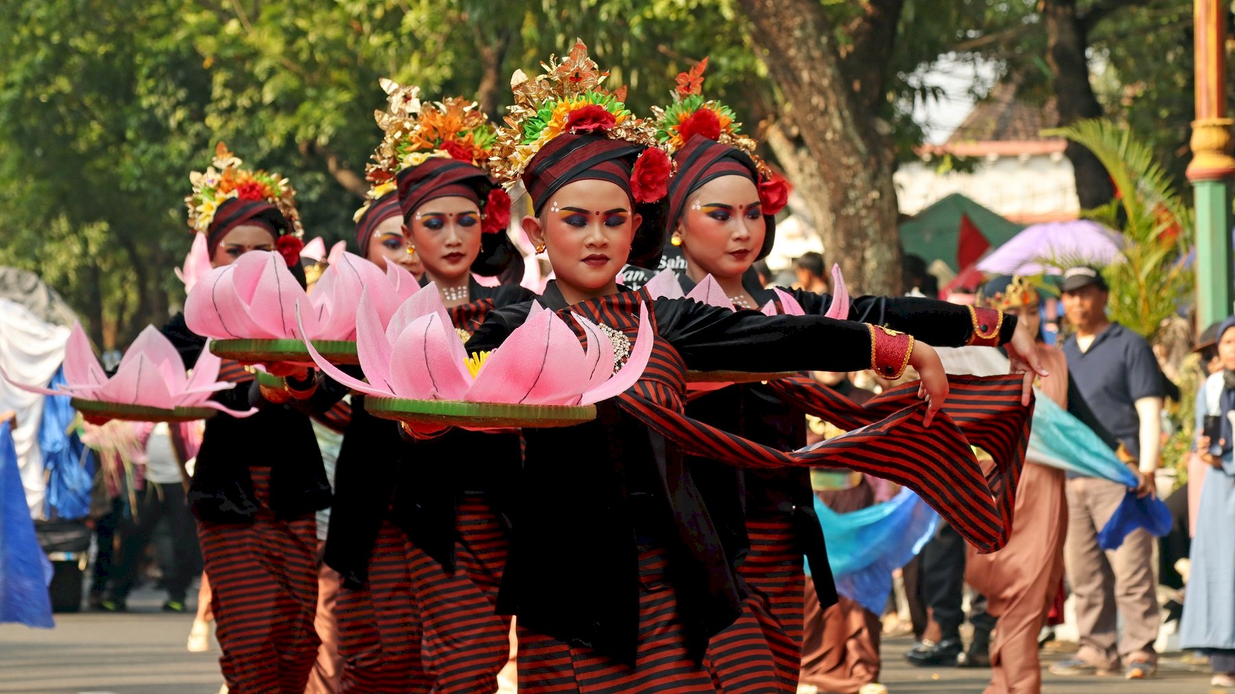 Pukau Penonton Karnaval Budaya Klaten 2026, Kontingen Kebonarum Usung Tarian "Setya Arum ing Patirtan"
