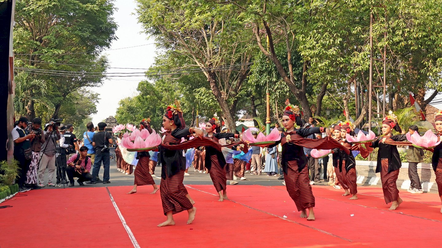 Pukau Penonton Karnaval Budaya Klaten 2026, Kontingen Kebonarum Usung Tarian "Setya Arum ing Patirtan"